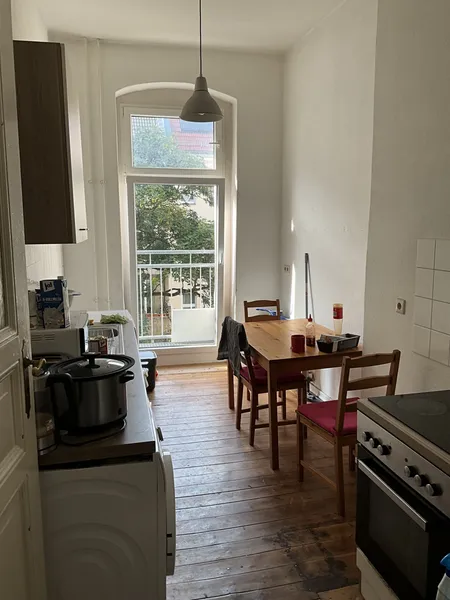 Ruhige und gut geschnittene Altbauwohnung mit Balkon verfügbar  15.8.2026 -15.8.2028 — photo 1